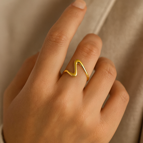 18k vergulde manchetring Liora in moderne golfstijl – ByFirenzzi