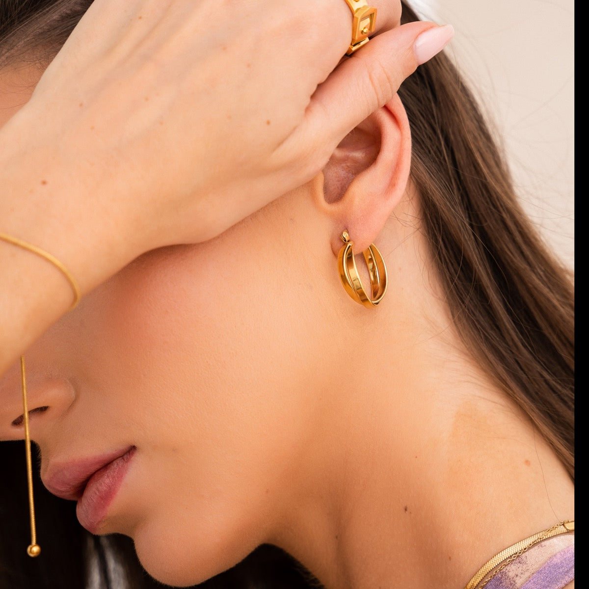 Brincos Argolas Talia Basic Banhado a Ouro 18k - ByFirenzzi