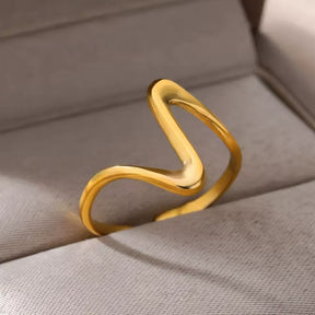 18k vergulde manchetring Liora in moderne golfstijl – ByFirenzzi