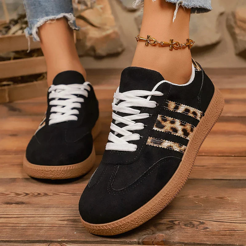 Retro zwarte sneakers met luipaardprint 